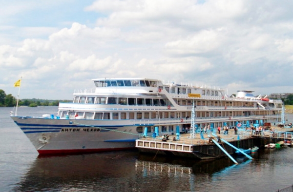 Теплоход "Антон Чехов"